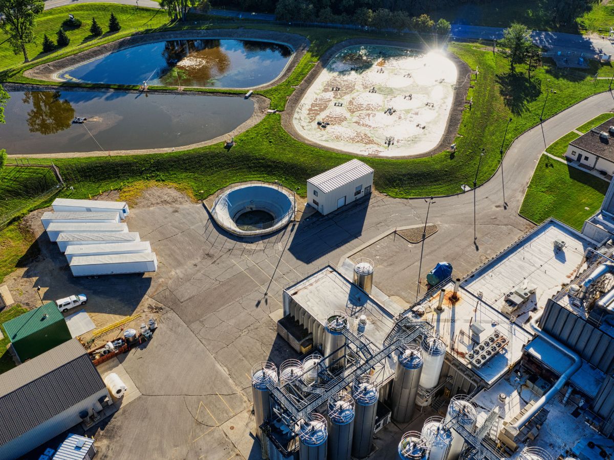 Bedrijfslocatie met waterzuivering en milieumanagement voor ISO 14001-certificering