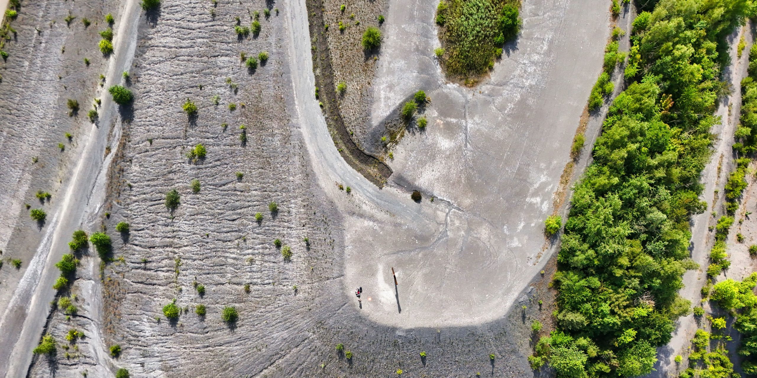 Steenachtig landschap met begroeiing en onverharde paden