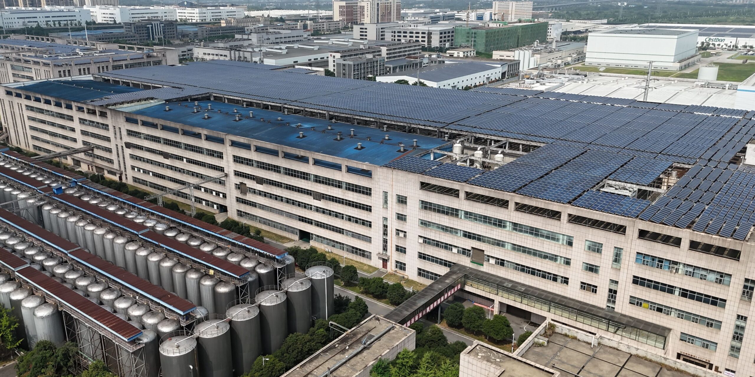 Industriële onderneming met zonnepanelen als voorbeeld van energiebesparing en de herziene EED-auditplicht.