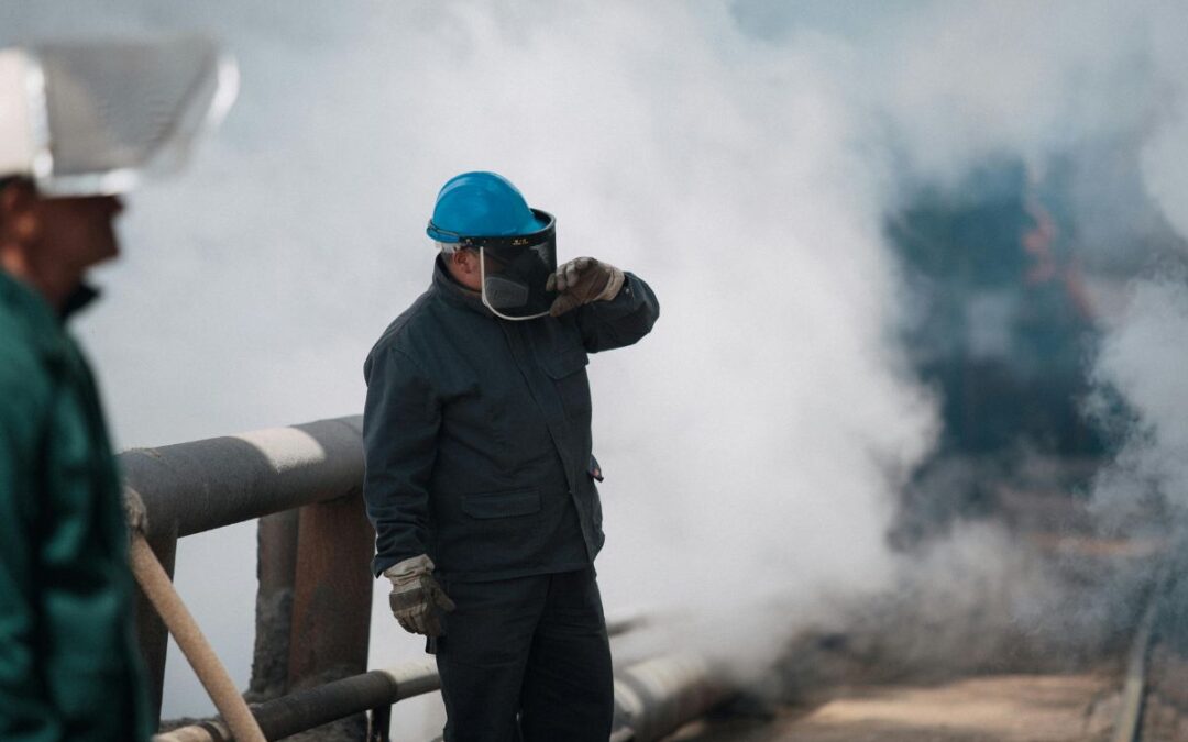 Veiligheidsinspectie bij industriële installatie na incident met gevaarlijke stoffen