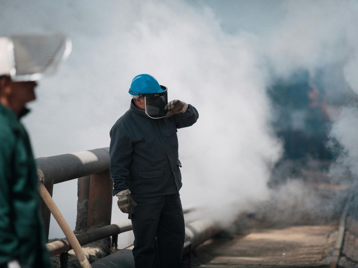 Veiligheidsinspectie bij industriële installatie na incident met gevaarlijke stoffen