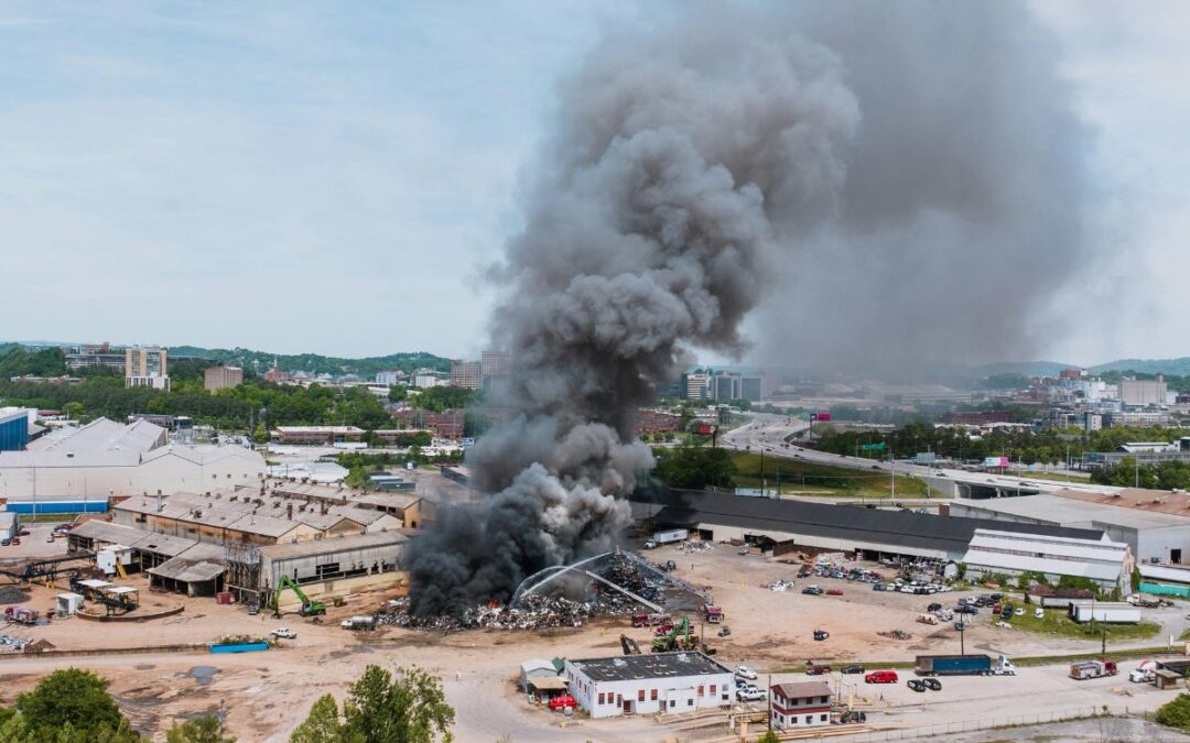 Grote brand recyclingbedrijf Amsterdam met rookontwikkeling