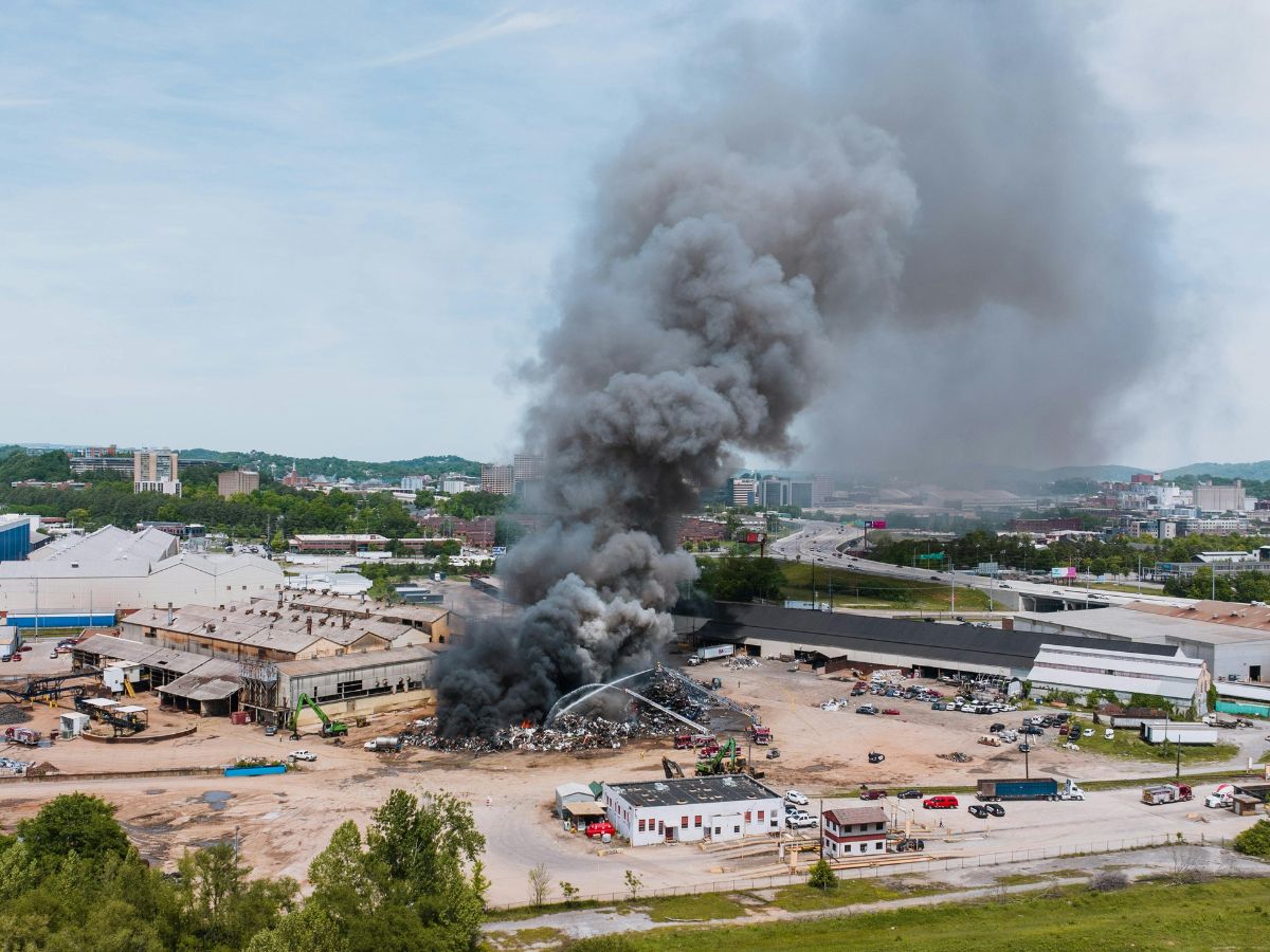 Grote brand recyclingbedrijf Amsterdam met rookontwikkeling