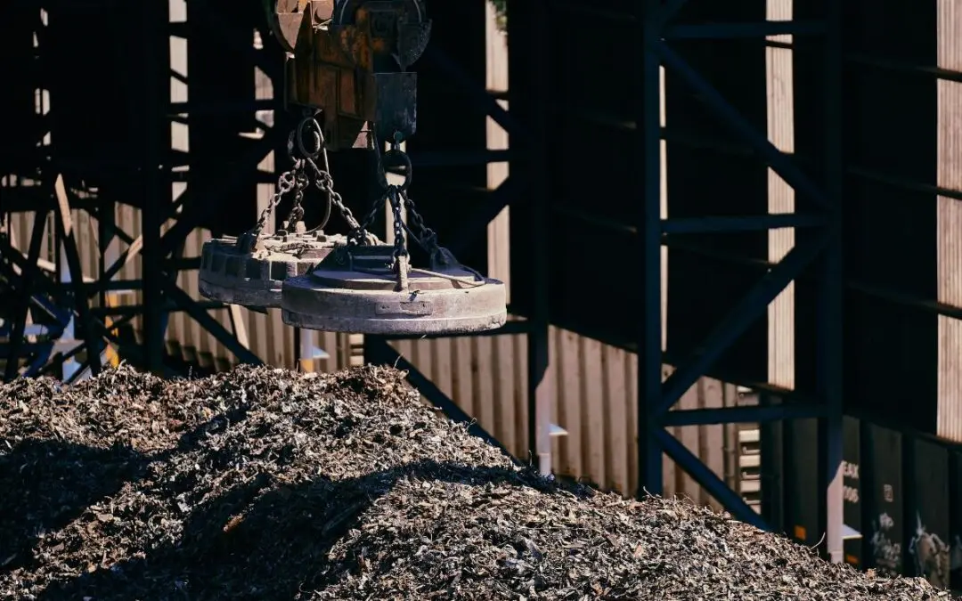 Magneetkraan verwerkt schroot bij een metaalrecyclingbedrijf