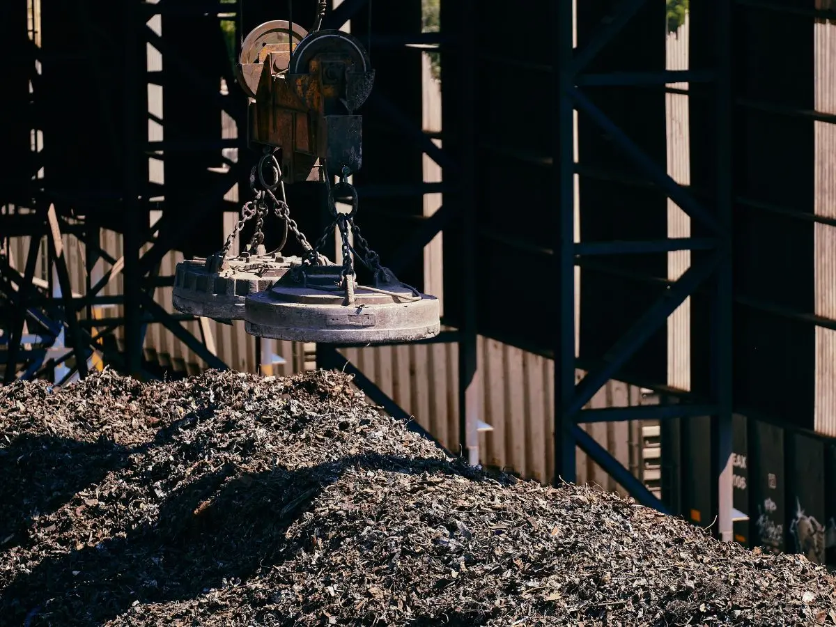 Magneetkraan verwerkt schroot bij een metaalrecyclingbedrijf