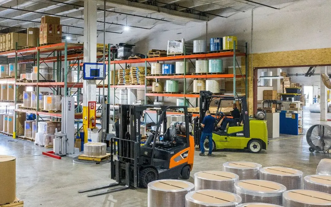 Opslaghal met pallets en magazijnstellingen voor opslag van gevaarlijke stoffen