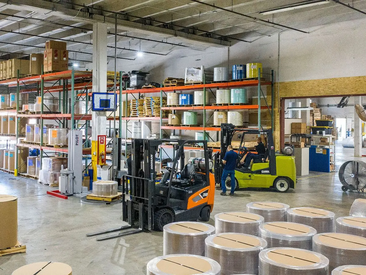 Opslaghal met pallets en magazijnstellingen voor opslag van gevaarlijke stoffen