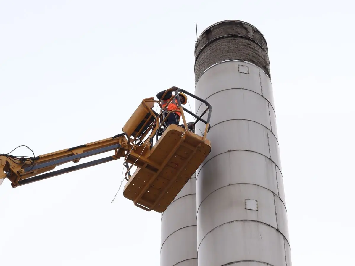 Inspectie van een industriële installatie in het kader van toezicht op grote industriële bedrijven.