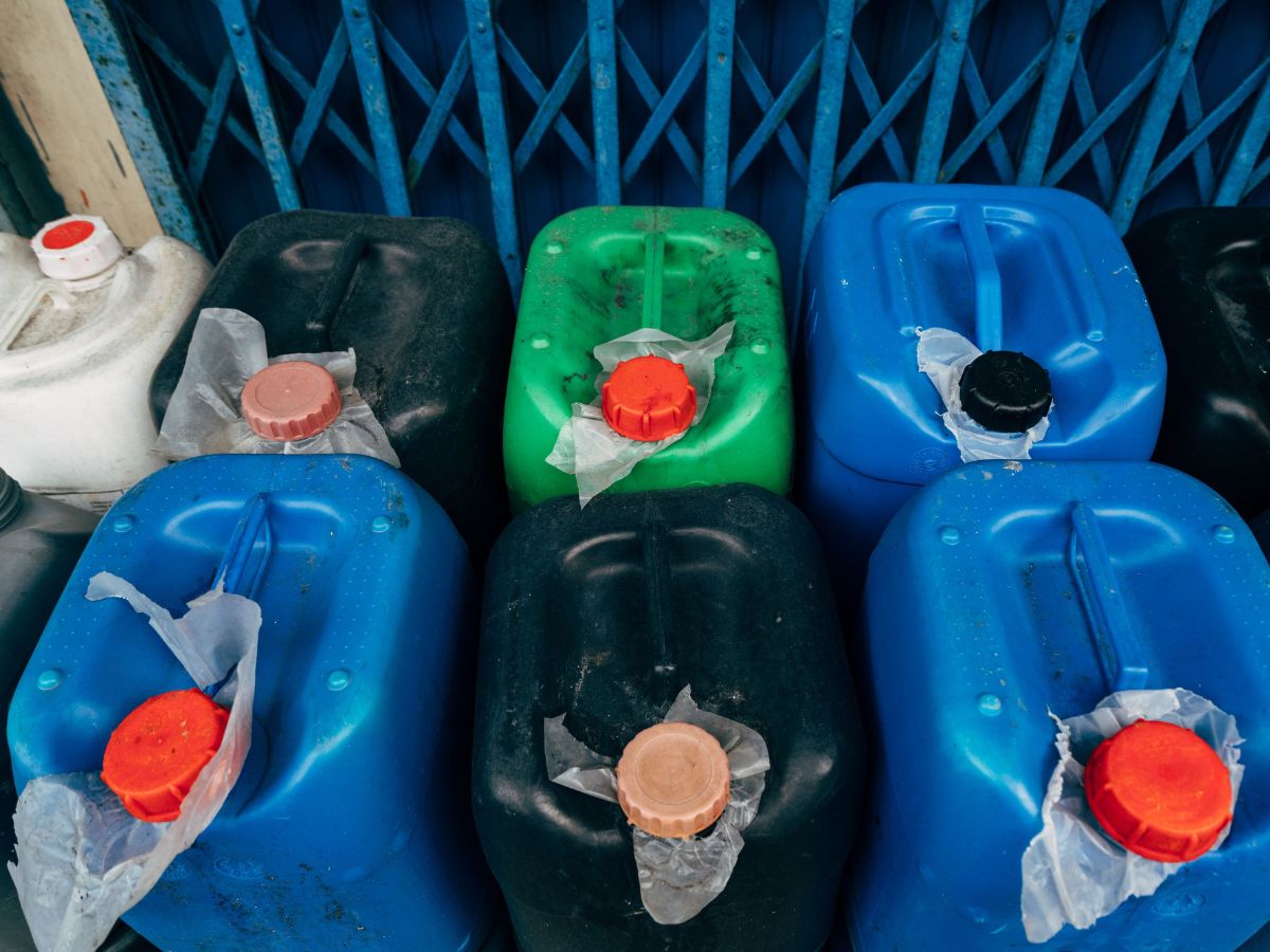 Jerrycans voor gevaarlijke afvalstoffen die gereedstaan voor veilige opslag en afvoer.