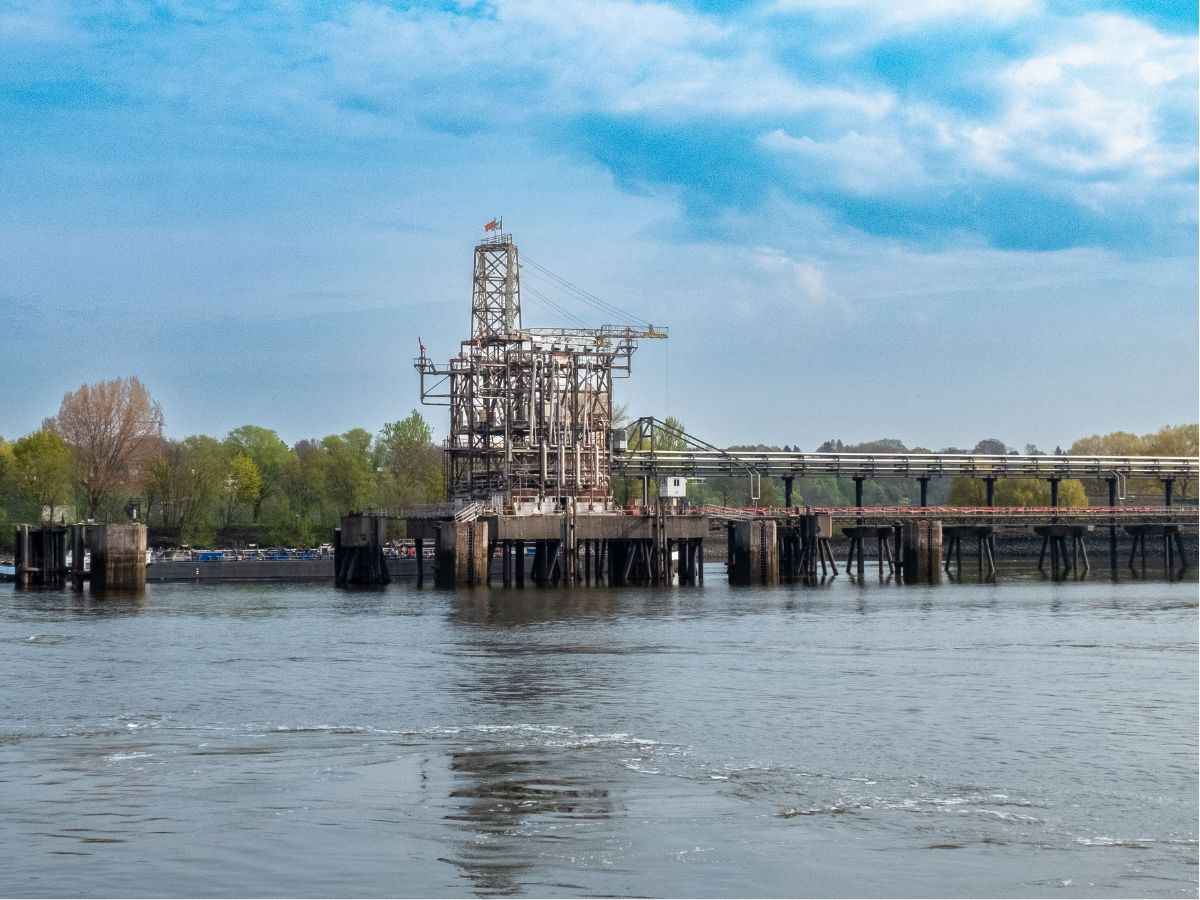 Industriële installatie aan het water, relevant voor de Kaderrichtlijn Water en vergunningverlening.