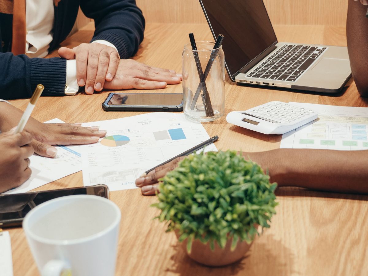 Adviseurs bespreken de implementatie van de CO₂-Prestatieladder 4.0 tijdens een overleg.