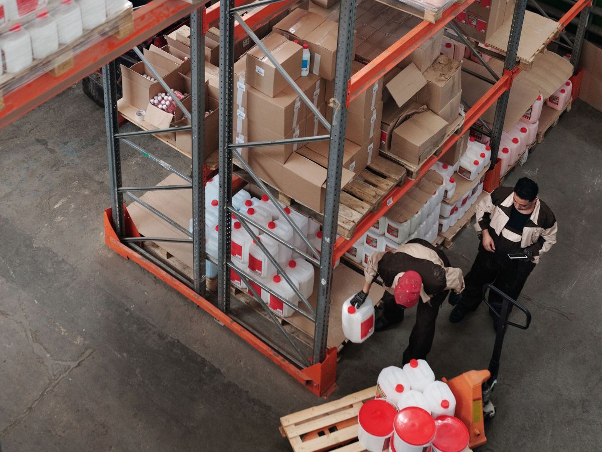 Chemische stoffen opgeslagen in een magazijn als onderdeel van veilig stoffenbeheer.