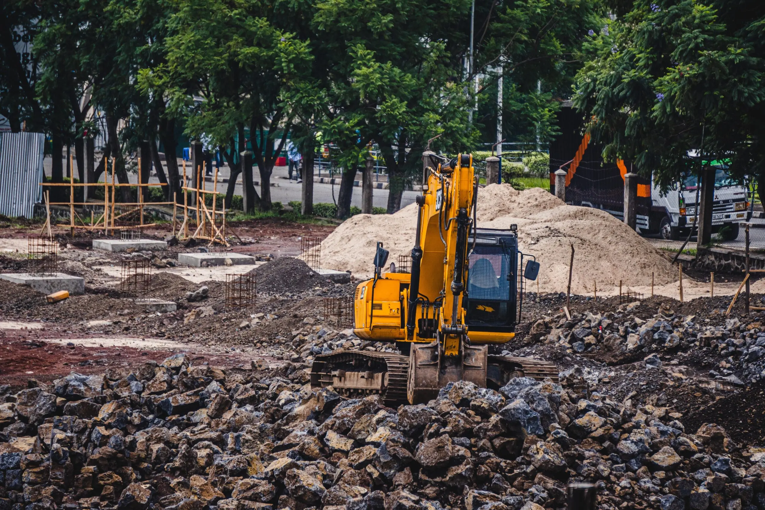 Graafmachine tijdens bodemwerkzaamheden, passend bij de wijzigingen uit het Verzamelbesluit Omgevingswet 2026.