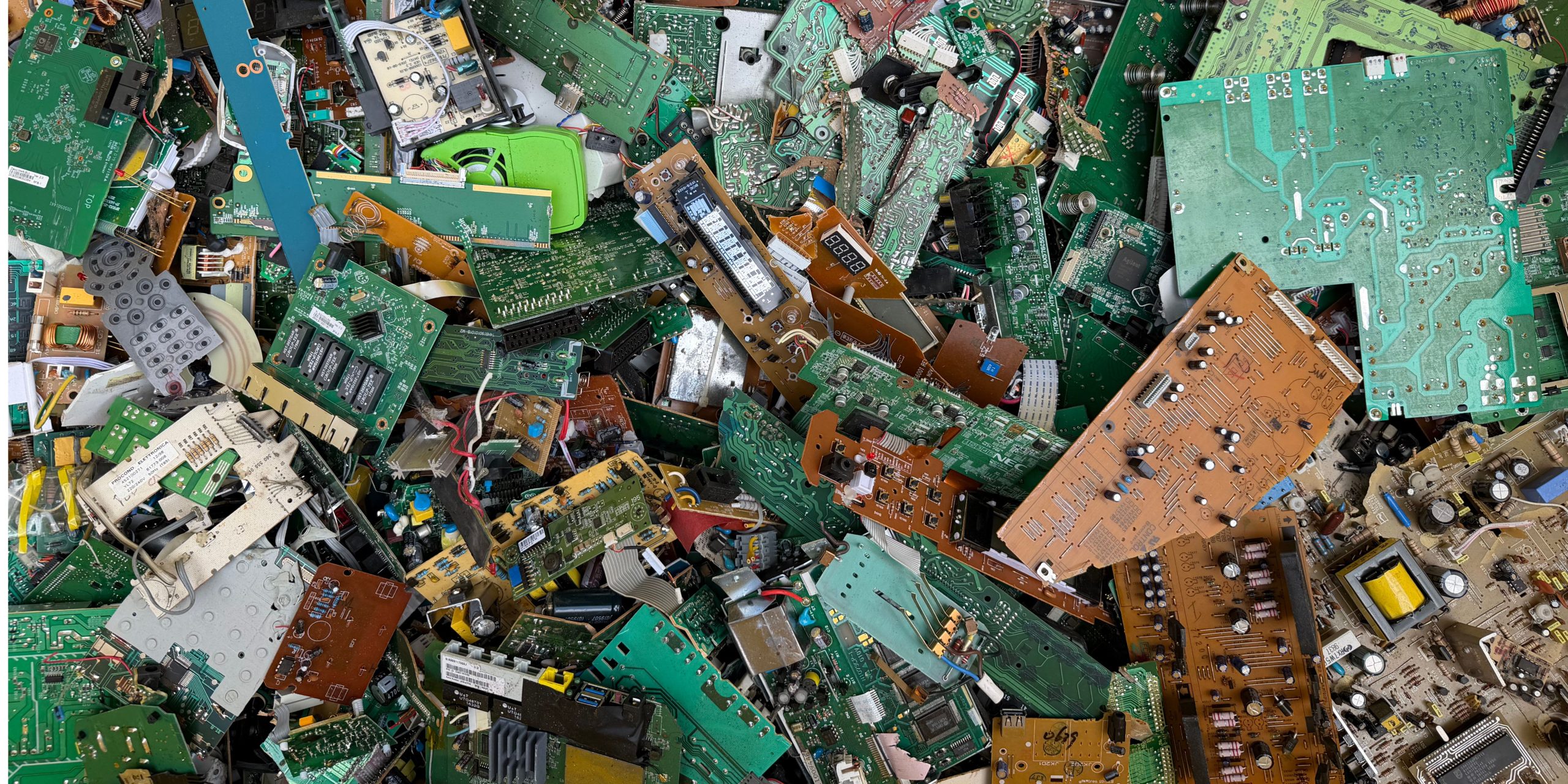 Elektronisch afval met verschillende printplaten en elektronische componenten voor recycling