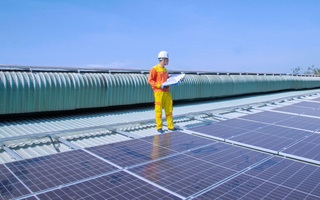 Adviseur inspecteert zonnepanelen op een bedrijfsgebouw in het kader van de energiebesparingsplicht.