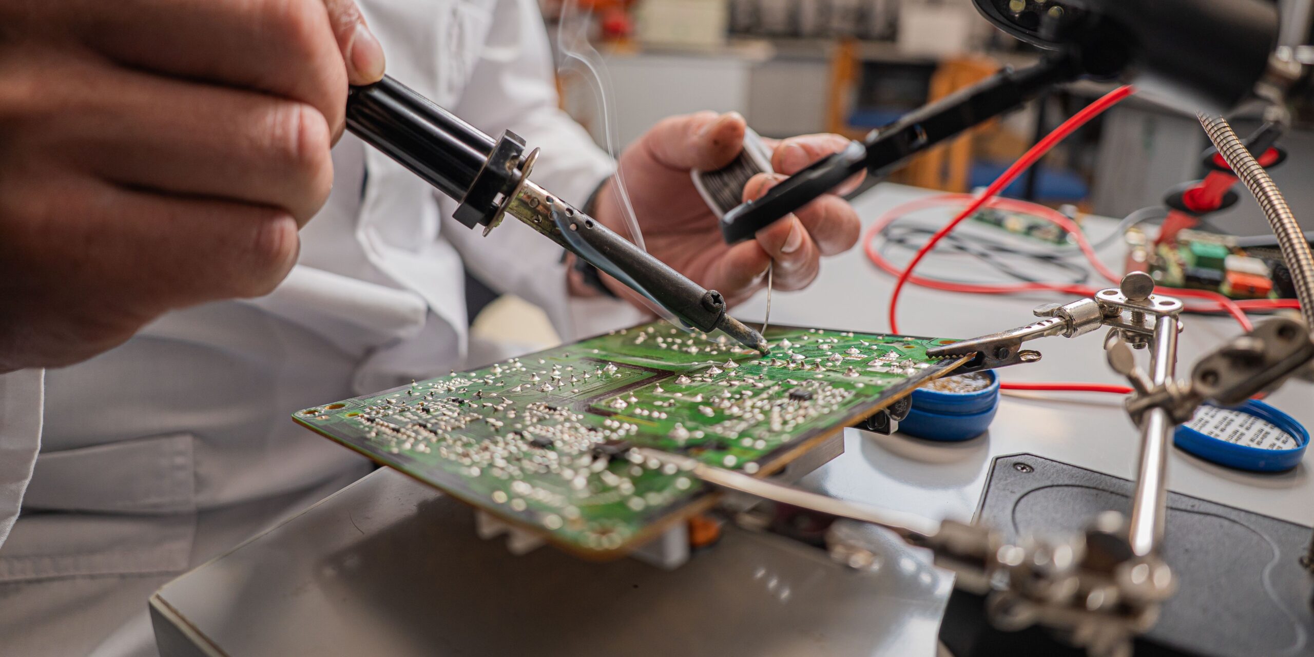 Monteur repareert een elektronisch apparaat als onderdeel van het recht op reparatie