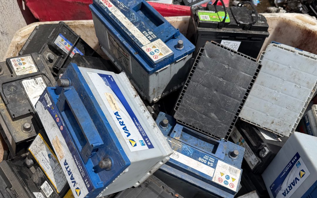Afgedankte batterijen en accu’s in een afvalcontainer