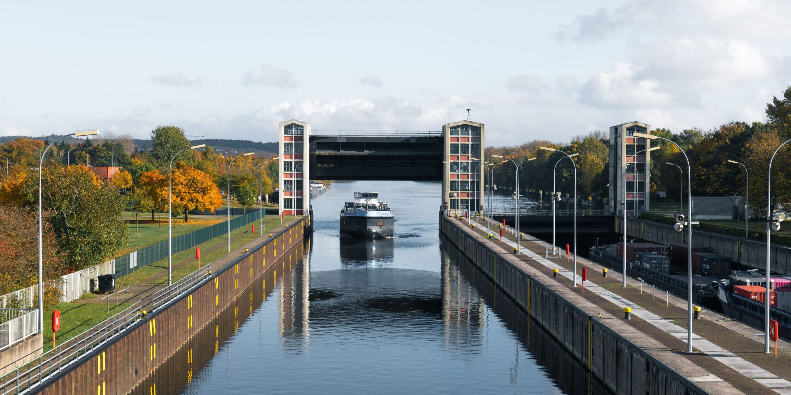 Binnenvaartschip op een waterweg bij een industriële omgeving